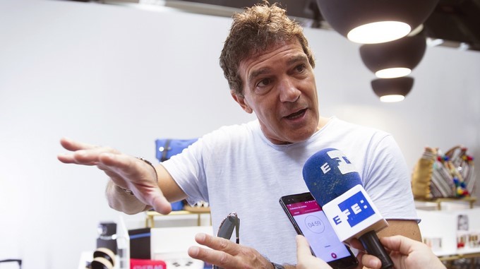 El actor Antonio Banderas responde a las preguntas de Efe tras la presentación de sus nueva línea de complementos, "Antonio Banderas Design" hoy en un centro comercial de Puerto Banús en Marbella (Málaga). EFE