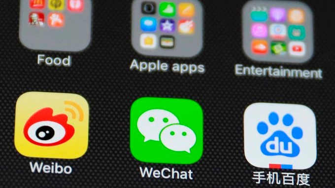 Pantalla de un terminal móvil con las aplicaciones Weibo, WeChat y Baidu en Pekín (China). EFE/Archivo