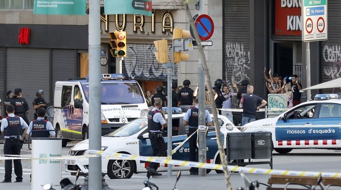 Despliegue policial en el lugar del atentado ocurrido hoy en las Ramblas de Barcelona. EFE