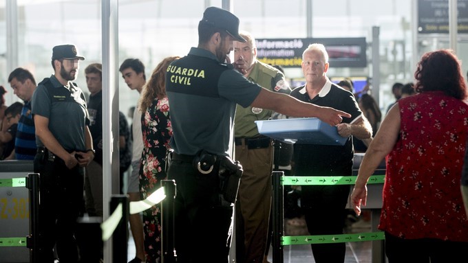 Agentes de la Guardia Civil custodian los accesos a las puertas de embarque en el aeropuerto de Barcelona tras iniciarse a medianoche la huelga indefinida de los trabajadores de Eulen, para la que el Gobierno ha decretado unos servicios mínimos del 90 por ciento. EFE
