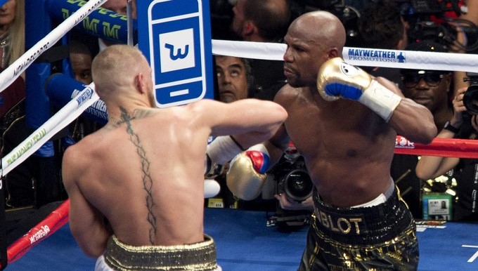 El púgil estadounidense Floyd Mayweather junior (d), durante el combate de la categoría del peso mediano junior contra el peleador de artes marciales mixtas Conor McGregor, en el T-Mobile Arena de Las Vegas, Nevada (EE.UU.). EFE