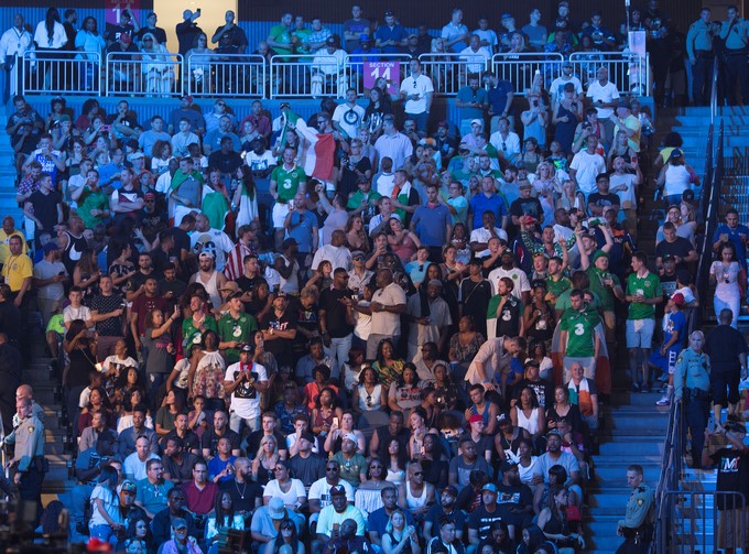 Asistentes reaccionan durante la ceremonia de pesaje del campeón de la UFC, Conor McGregor y el boxeador estadounidense Floyd Mayweather hoy, viernes 25 de agosto de 2017, en el estadio MOBILE en Las Vegas, Nevada (EE.UU.). EFE