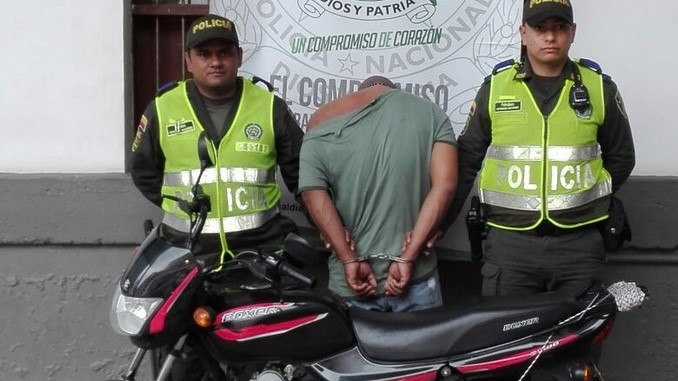 Capturado, y con la camiseta rota, terminó este sujeto tras intentar hurtar una moto 1 capturado hurto moto candelaria