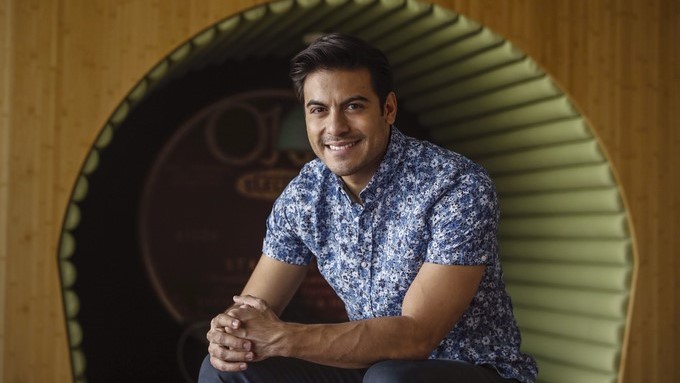 El cantante mexicano Carlos Rivera posa durante una entrevista con Efe en Madrid en la que ha reconocido que "mi destino era ser maestro como mi madre o ganadero como mi padre". EFE