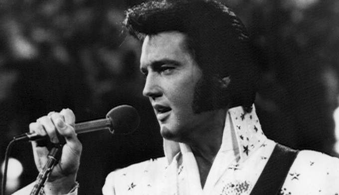 Fotografía de archivo sin fecha del cantante estadounidense Elvis Presley durante una presentación. Pese a que transcurren los años y las décadas, el mito de Elvis Aaron Presley se resiste a desaparecer y miles de personas se reúnen estos días en Memphis, la ciudad en la que "el rey del rock" forjó su leyenda, para revivir su inolvidable figura en el cuarenta aniversario de su muerte. EFE/Archivo