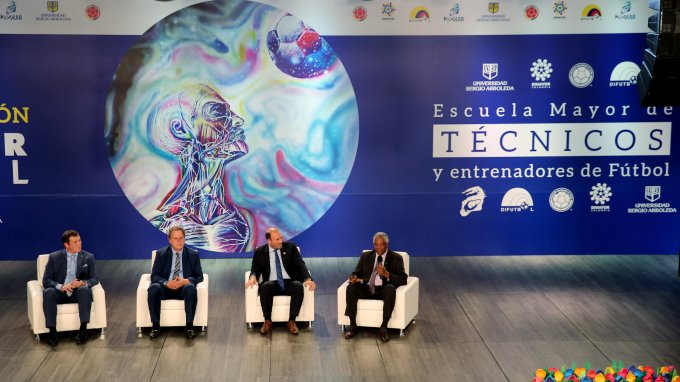 FOTOS: Presentan la primera escuela para técnicos y entrenadores de fútbol en Colombia 1 entrenadores2
