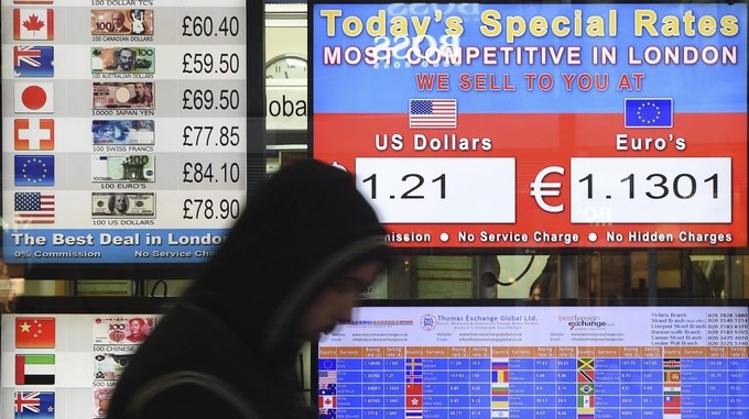 Una mujer camina delante de una oficina de cambio de divisas. EFE/Archivo