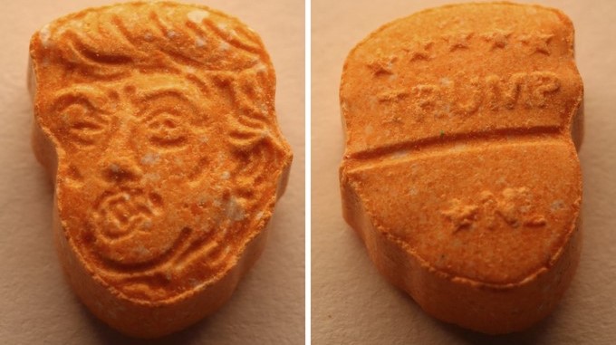 Una pastilla de extásis de color naranja con la forma de la cara del presidente estadounidense, Donald Trump (i) y con la inscripcón "Trump" en la parte trasera (d) en Osnabrück, Alemania. EFE