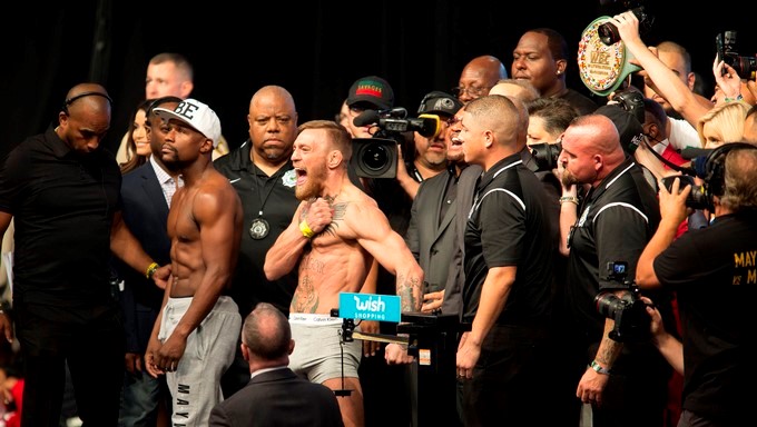 El campeón de la UFC, Conor McGregor (c) reacciona junto al boxeador estadounidense Floyd Mayweather (2-i) durante la ceremonia de pesaje hoy, viernes 25 de agosto de 2017, en el estadio MOBILE en Las Vegas, Nevada (EE.UU.). EFE