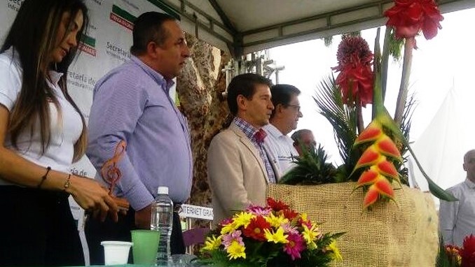 Gobernador Luis Pérez firmó el contrato para pavimentar los primeros kilómetros de la vía Armenia – Alto del Chuscal