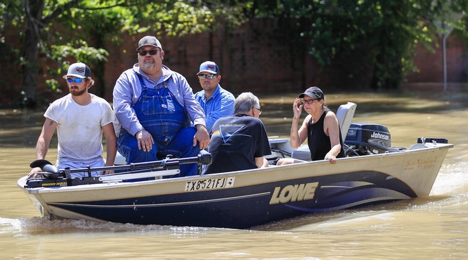 Un grupo de residentes se transporta en un bote como consecuencia de las inundaciones por el paso del huracán Harvey en Houston, Texas, EE.UU., hoy 31 de agosto de 2017. EFE