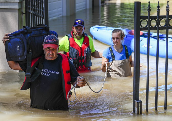 Un grupo de residentes se transporta en un bote como consecuencia de las inundaciones por el paso del huracán Harvey en Houston, Texas, EE.UU., hoy 31 de agosto de 2017. EFE