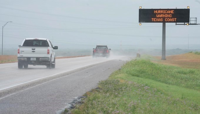Vehículos circulan hacia el sur por la autopista interestatal 37 junto a un cartel comercial que avisa de las malas condiciones meteorológicas en Corpus Christi, Texas, Estados Unidos, hoy, 25 de agosto de 2017. EFE