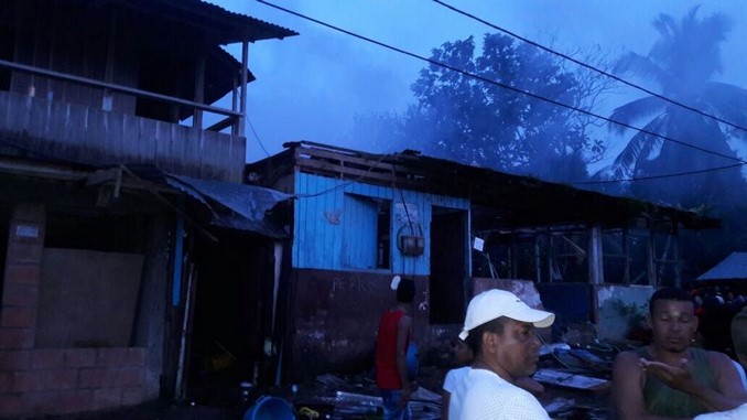 En Bahía Solano se presentó un incendio que consumió un local comercial y afectó varias viviendas