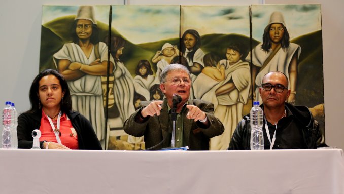 Los integrantes de las Farc (i-d) Victoria Nariño, Rodrigo Granda y Luis Garcés (d)