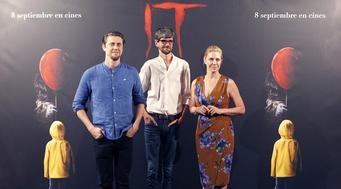 El director argentino de la nueva adaptación cinematografíca de la novela de Stephen King 'IT', Andrés Muschietti (i), posa junto a su hermana Barbara Muschietti (d), que ha participado en la producción, y el actor español Javier Botet (c), que forma parte del reparto, durante la presentación de la película. EFE