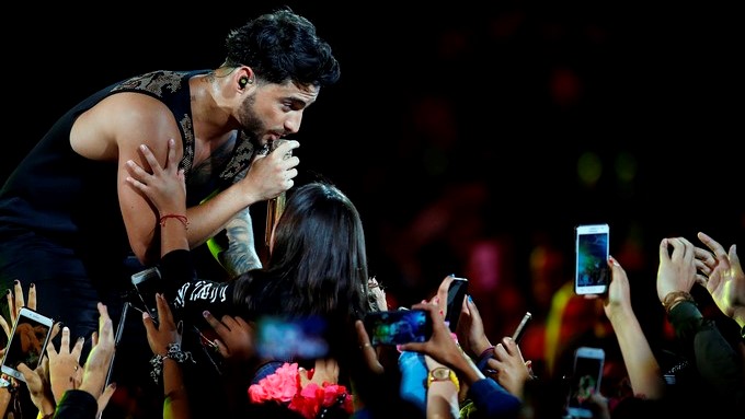 El cantante colombiano Maluma rodeado de fans en un concierto. EFE/Archivo