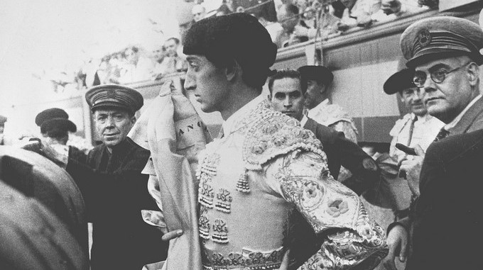 Manolete con gesto serio , en el callejón de la Plaza de toros de Las Ventas durante la corrida de la Beneficencia del año 1947, en su última actuación antes de la cogida mortal en Linares. EFE/Archivo