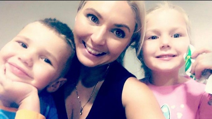 La fallecida Meegan Hefford junto a sus dos hijos/ Tomada de Instagram: @meeganheff