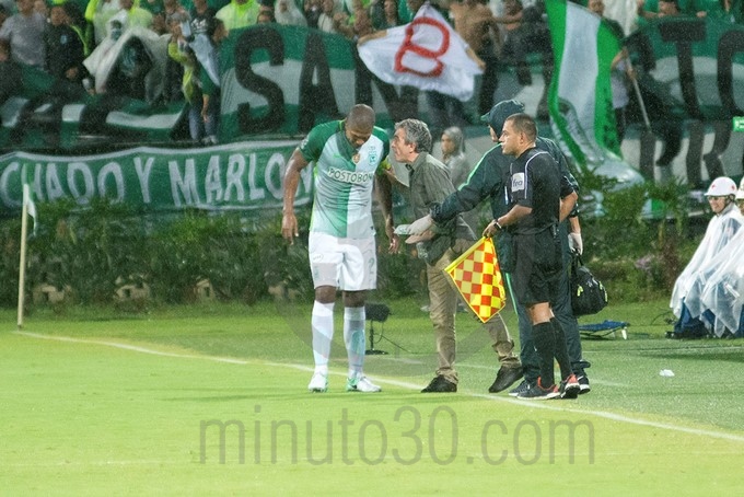 Fotos y video. Más allá de la derrota, la broma de los verdolagas que no soportan los hinchas de América 12 nacional fantasma america 2 Copiar