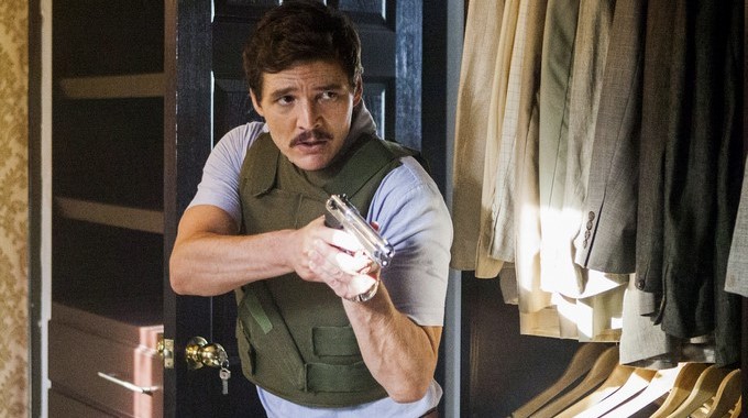 Fotografía promocional cedida por Netflix, del actor Pedro Pascal, durante las grabaciones de Narcos. EFE/NETFLIX