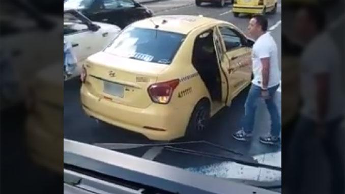 ¿Le posó o le bailó? Pasajero de taxi, al parecer enojado, arremetió contra un bus del Sitp