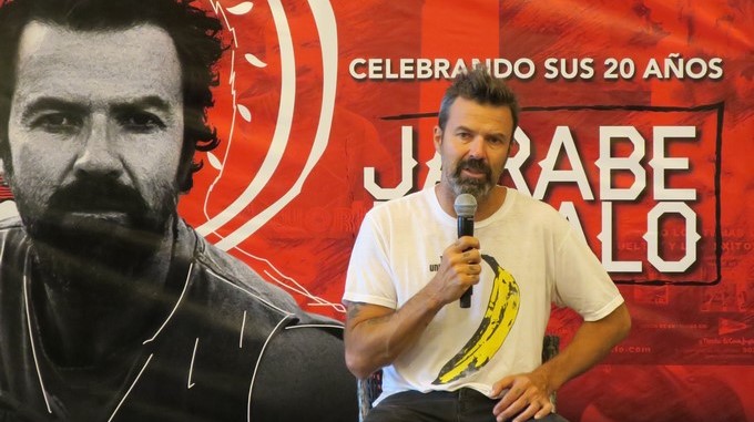 El cantante español Pau Donés, líder de la banda Jarabe de Palo, habla hoy, viernes 18 de agosto de 2017, durante una rueda de prensa celebrada en San Juan (Puerto Rico), donde actuará mañana como parte de una gira del grupo para celebrar sus 20 años de trayectoria. EFE