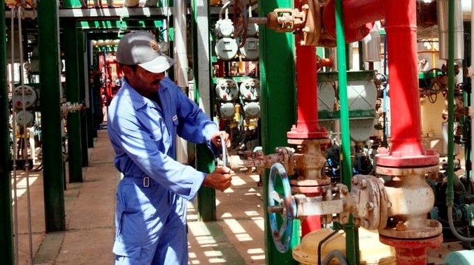 Un operario ajusta una válvula en la refinería de Baiji, en Irak. EFE/Archivo