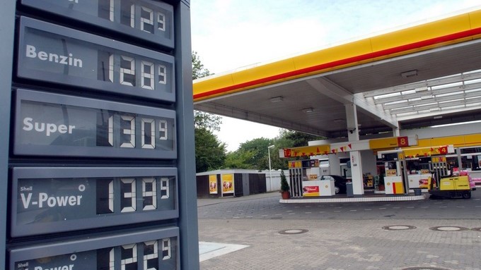 Vista de una estación de servicio con el panel de los precios. EFE/Archivo