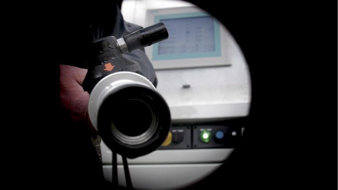 La manguera de un surtidor antes de ser introducida en el depósito de un coche. EFE/Archivo