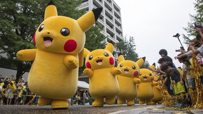 Desfile de carnaval centrada en el personaje Pikachu en Yokohama, al sur de Tokio (Japón) hoy, 14 de agosto de 2017. Un centenenar de "pikachus", bailarines y artistas participaron en el desfile como parte del evento "Estallido Pikachu". EFE