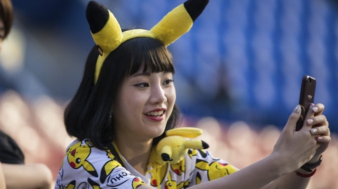 Una aficionada juega a Pokemon Go en un estadio de Yokohama, al sur de Tokio (Japón) hoy, 14 de agosto de 2017. Aficionados a la aplicación de móvil se congregaron en el estadio para jugar y asistir al evento "Estallido Pikachu". EFE