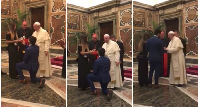 Sorprende a su novia y al papa Francisco con pedida de mano