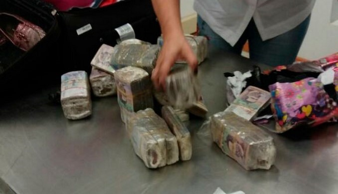Envueltos como regalo, así pretendía una mujer pasar desapercibida con $364 millones