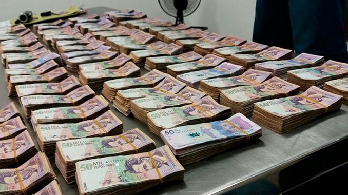 Envueltos como regalo, así pretendía una mujer pasar desapercibida con $364 millones
