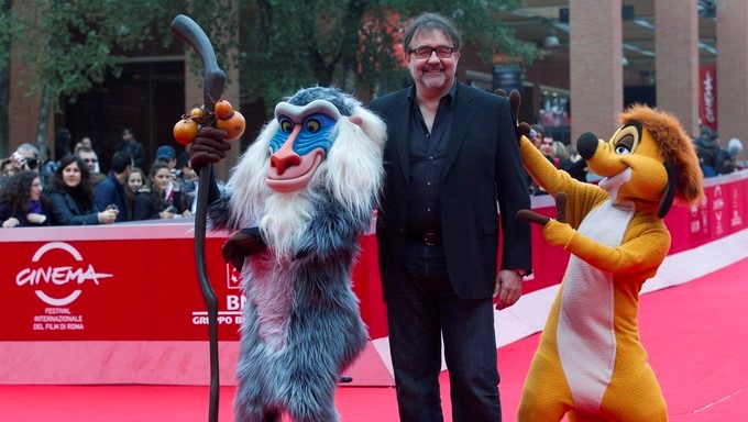 En la imagen, el productor estadounidense Don Hahn posa en la alfombra roja con los personajes Rafiki (izda) y Timón (dcha), del "El Rey León" EFE/Archivo