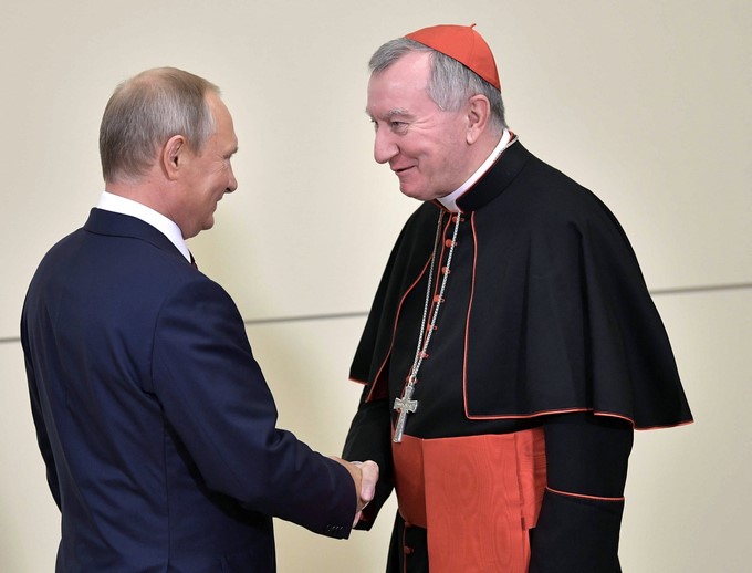 El presidente ruso, Vladímir Putin (i) saluda al secretario de Estado vaticano, cardenal Pietro Parolin (d) durante su reunión en el resorte Black Sea en Sochi (Rusia), hoy 23 de agosto de 2017. EFE/Alexey Nikolsky