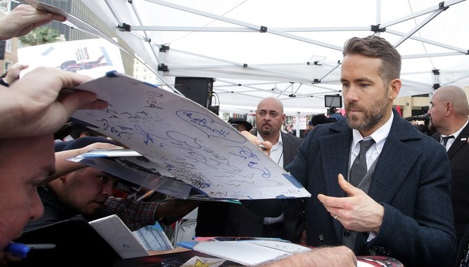 Ryan Reynolds (imagen) y Samuel L. Jackson componen la pareja protagonista de "The Hitman's Bodyguard", una cinta dirigida por Patrick Hughes y en la que también figura la actriz mexicana Salma Hayek. EFE/Archivo