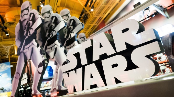 La próxima entrega del universo de "Star Wars" que desembarcará en los cines es "Star Wars VIII: The Last Jedi", cuyo estreno está previsto para este diciembre y que, con el protagonismo de Daisy Ridley y Mark Hamill, continuará la narración iniciada por "Star Wars VII: The Force Awakens" (2015). EFE/Archivo