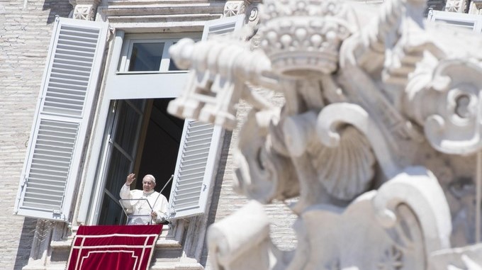 El Papa pide perdón a las víctimas de sacerdotes pederastas y condena la “monstruosidad”