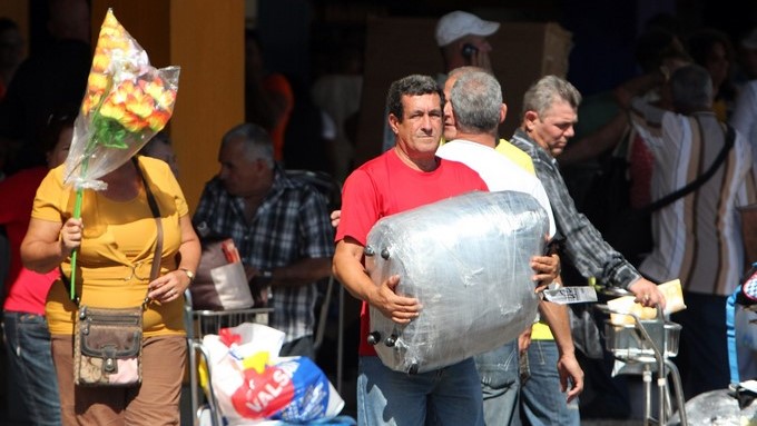En la imagen, algunos viajeros procedentes de Estados Unidos y sus acompañantes, en el aeropuerto Internacional José Martí, en La Habana (Cuba). EFE/Archivo