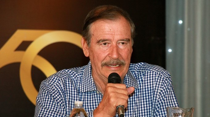 El exmandatario mexicano Vicente Fox habla durante una conferencia de prensa en la Universidad Autónoma del Caribe en Barranquilla (Colombia). EFE