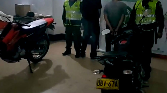 VIDEO y FOTOS: Dos hombres tuvieron que ser rescatados de las aguas del río Medellín al que se tiraron por huir de la Policía 5 Capturados_Rio_Medelln_5