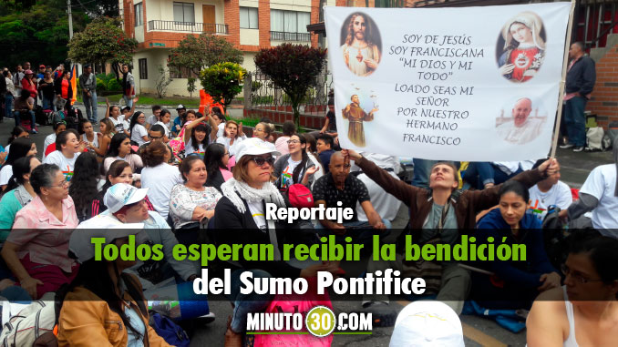 Cantando y orando se hacen el ambiente. Foto/Miunto30Cantando y orando se hacen el ambiente. Foto/Miunto30