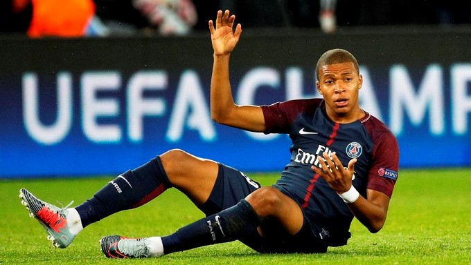 Mbappé emerge entre egos