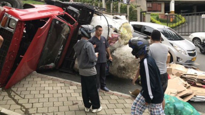 Vehículo con reciclaje se volcó en la Loma del Indio