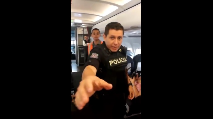 VIDEO: Por ‘plan tortuga’ pasajero llamó “¨payasos irresponsables” a tripulación de Avianca y lo bajaron del avión