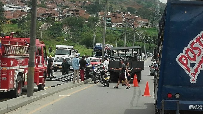 FOTOS: No aguantó la carga y cayeron las varillas de acero sobre una moto y un carro