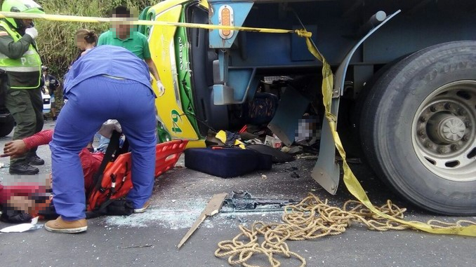 FOTOS: Tres muertos y 18 heridos en accidente entre un bus y un camión 3 accidente bus balboa 3