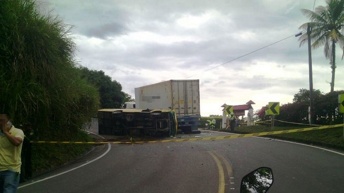 FOTOS: Tres muertos y 18 heridos en accidente entre un bus y un camión 4 accidente bus balboa 4
